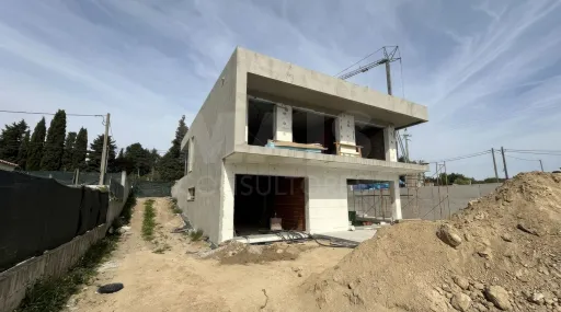 Moradia NOVA T3+1 com piscina e jardim