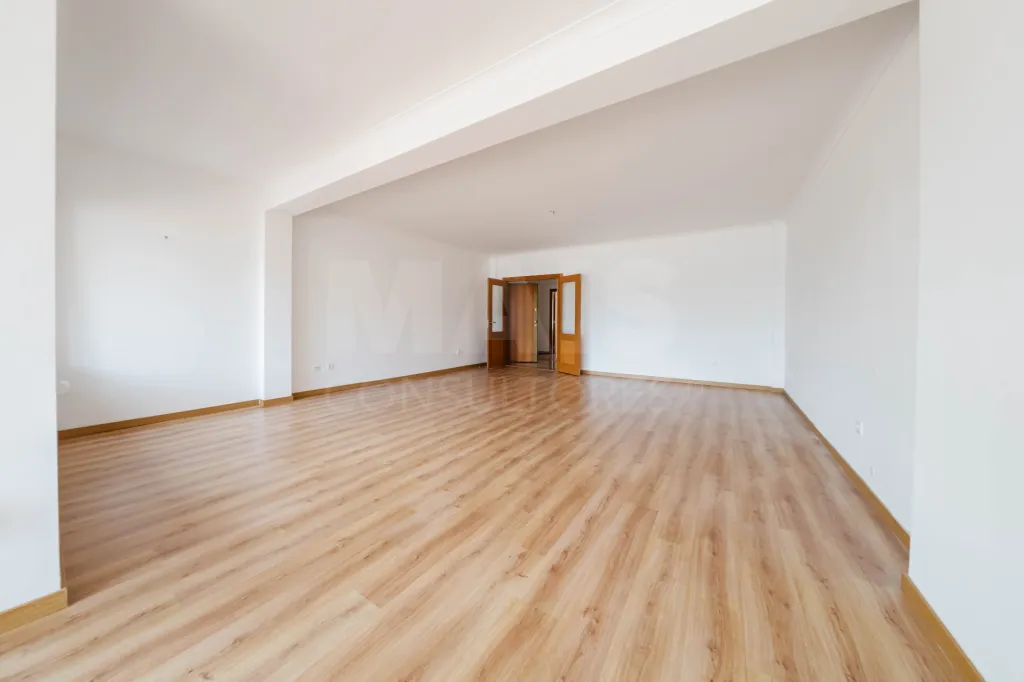 Apartamento T2 Semi-Novo | Terraço | Garagem | Bombarral