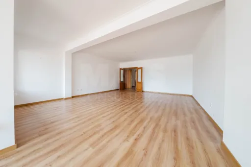 Apartamento T2 Semi-Novo | Terraço | Garagem | Bombarral