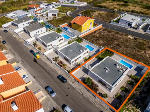 3 bedroom detached house with pool and garden !