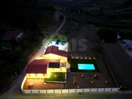 Moradia Térrea c/ Piscina, Jardim, Anexo, Garagem e Parqueamento, Inserida em Lote de 3.476m2 !