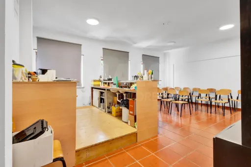Prédio com projeto aprovado para 8 apartamentos em Peniche