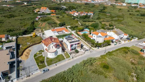 Deslumbrante Moradia T5 com Vista Mar, Piscina Privada e Excelente Exposição Solar
