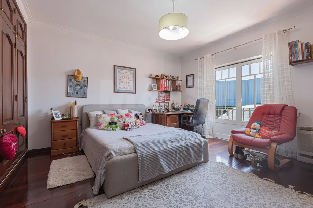 🏡✨ Moradia T4 em Alenquer com Piscina e Espaço de Convívio ao Ar Livre!
