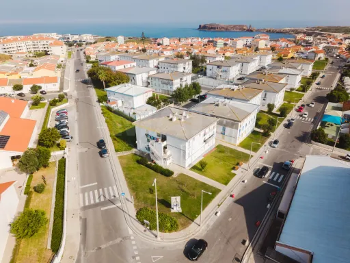 Renovated 2-Bedroom Apartment with Ocean View in Peniche