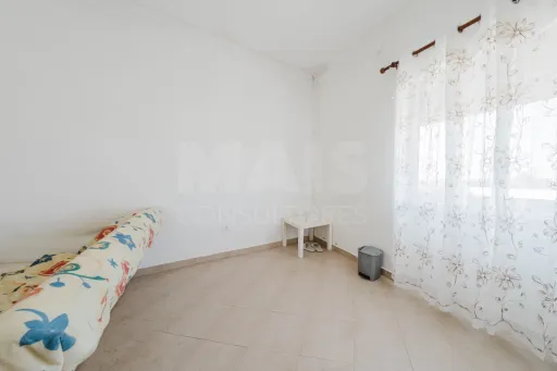 Prédio no centro de Peniche – com comércio e habitação, vista mar