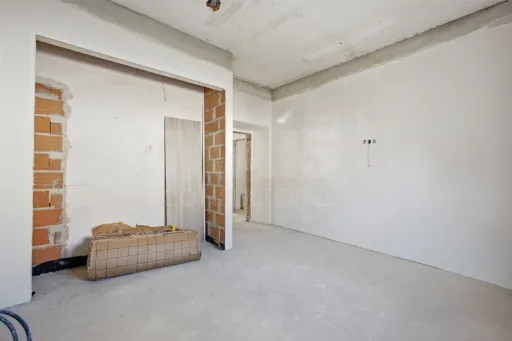 Apartamento T4 com quintal e estacionamento