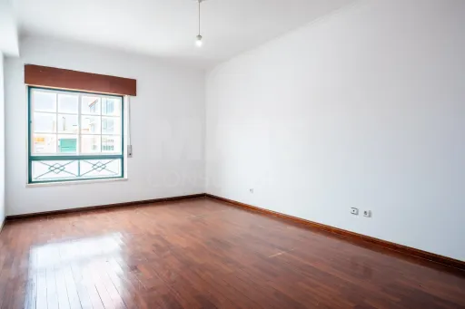 3-Bedroom Apartment with Parking and Storage in Samora Correia