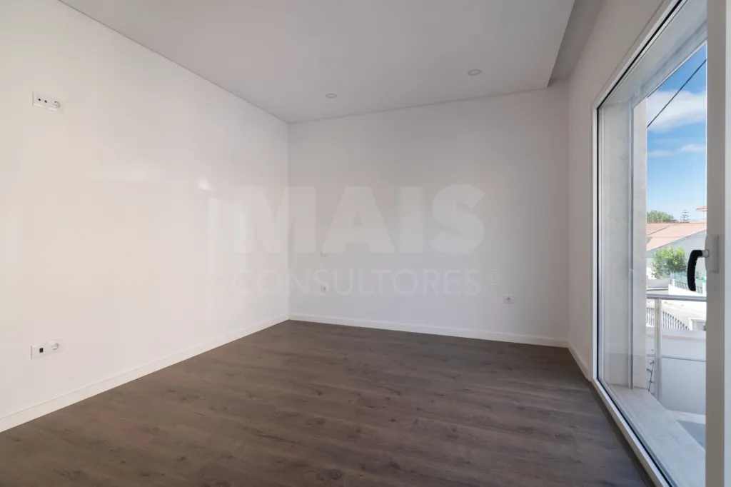 Moradia Geminada T4 + 1 com Piscina Famões