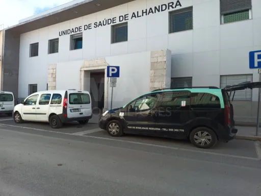 Moradia T2 + 1 Remodelada no centro de Alhandra.