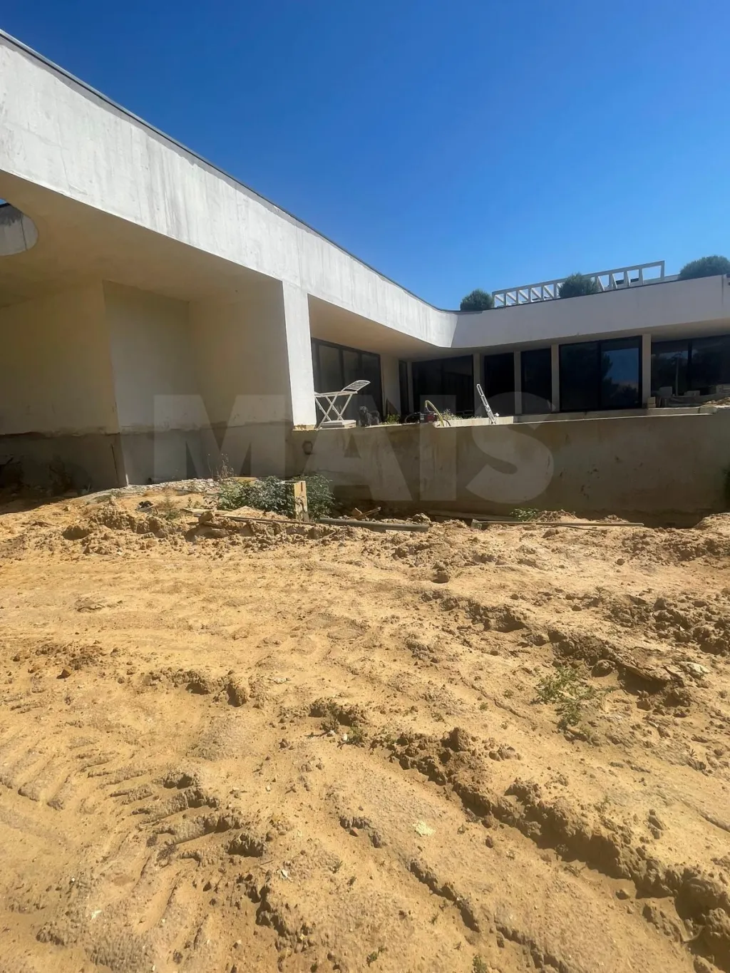 Moradia térrea contemporânea em fase final, com piscina infinita e jacuzzi em lote de 1.500 m²