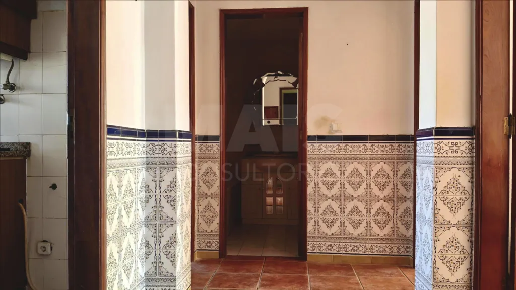 Apartamento T2 com Marquise e Despensa | 1º Andar | Perto das Praias