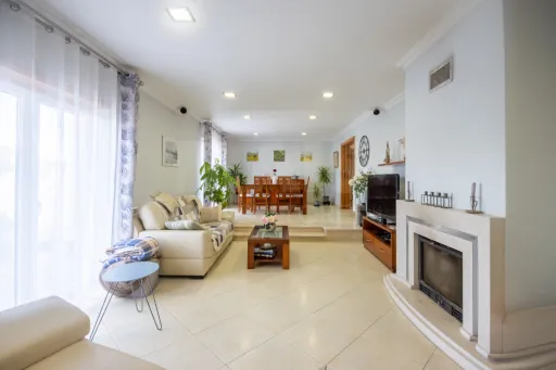 Moradia Térrea T5 com Piscina e Vista Deslumbrante – Serra de Aire e Candeeiros