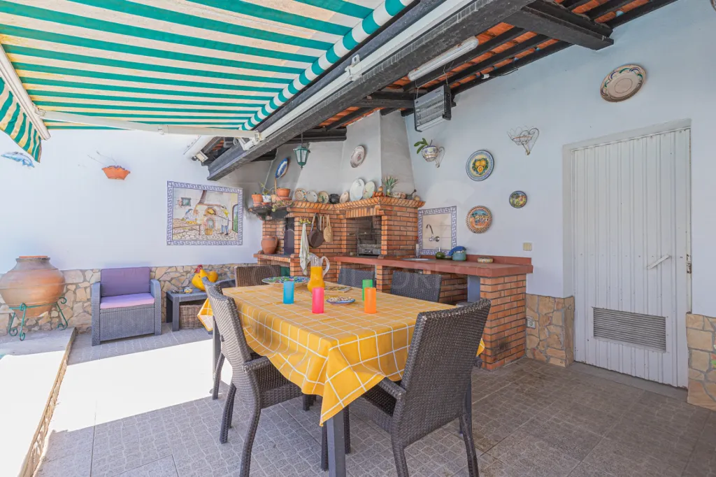 🏡✨ Moradia T4 em Alenquer com Piscina e Espaço de Convívio ao Ar Livre!