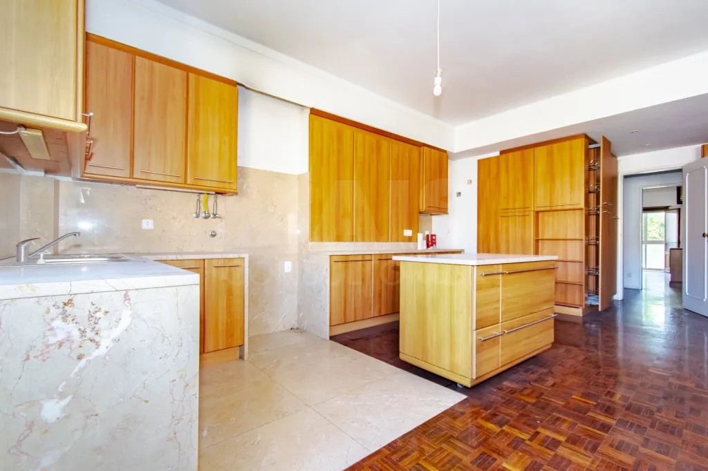 T4 Lumiar – Espaçoso Apartamento Próximo da Estação de Metro