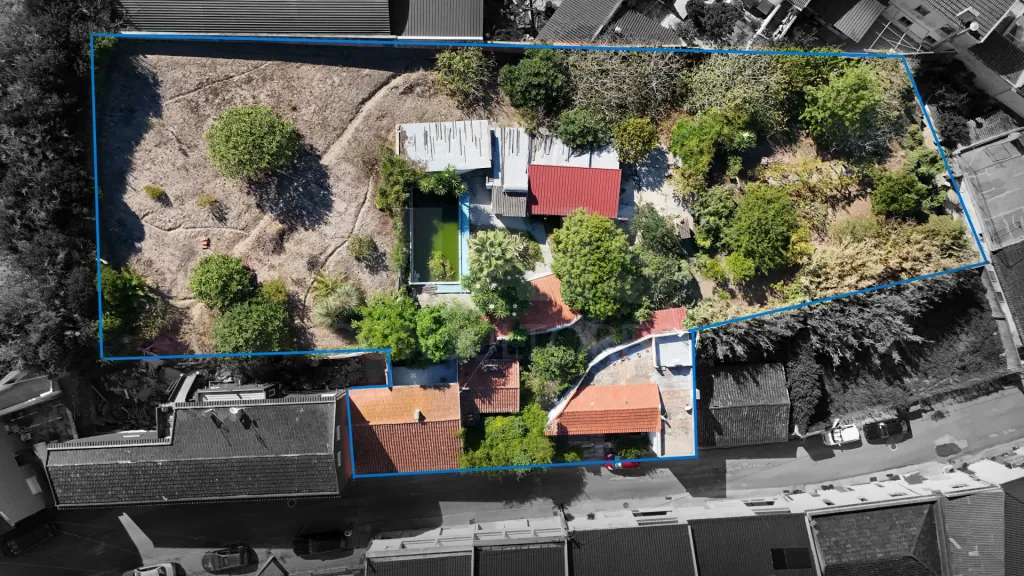 Duas Moradias com Terreno de 1.480 m² no centro da Lourinhã