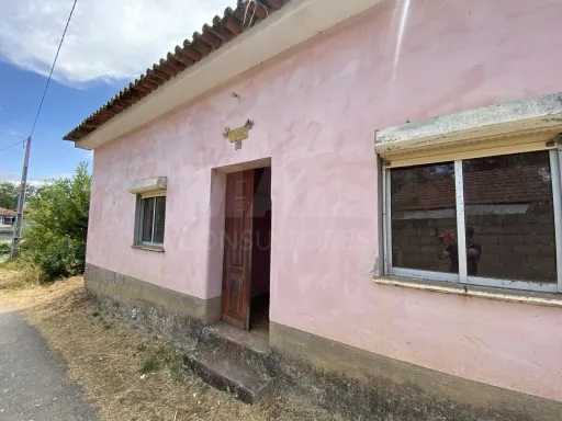 Moradia para renovar c/terreno no Sarzedo, Arganil