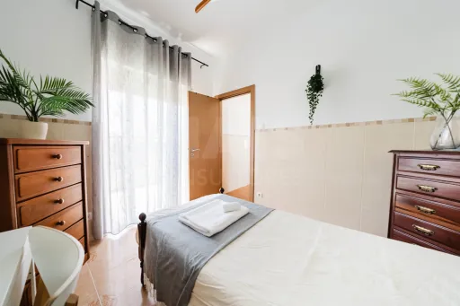 Apartamento T3+1 no Centro de Peniche com Terraço Privativo e Elevada Rentabilidade