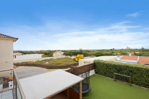 Deslumbrante Moradia T5 com Vista Mar, Piscina Privada e Excelente Exposição Solar