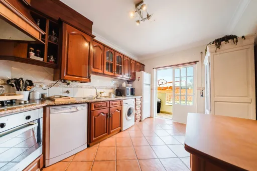 Apartamento T3 com Aquecimento Central, Garagem, Varandas e Arrecadações – Ferrel / Baleal