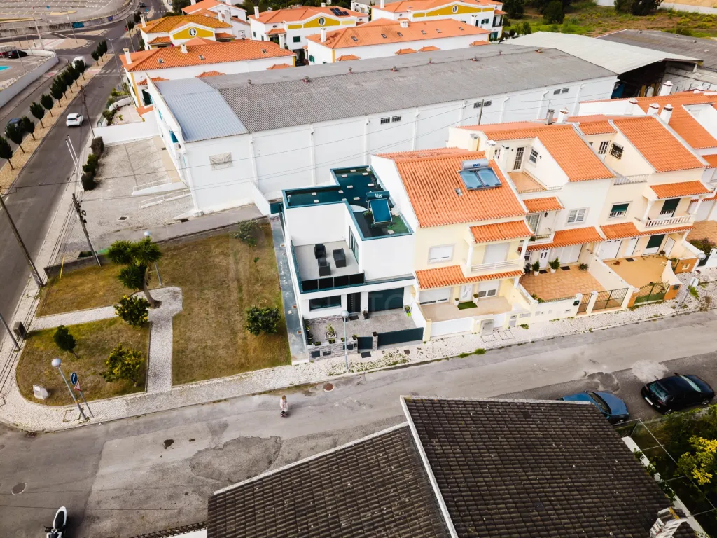 NÃO PUBLICAR Moradia T3 Semi-Nova no centro da cidade com garagem e terraço privativo