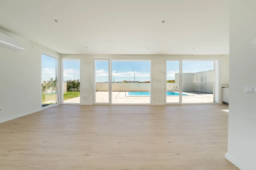 Moradia T3 Térrea com Piscina e Jardim !