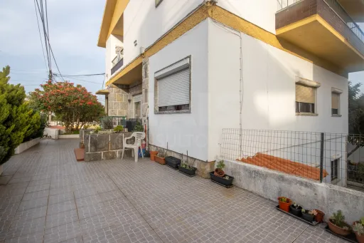 Prédio Multifamiliar em Alcabideche: Excelente Oportunidade de Investimento Próximo às Praias de Cascais