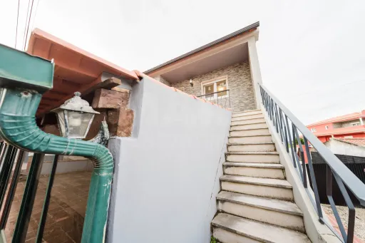 Moradia T3 com comércio e terraço no Coto