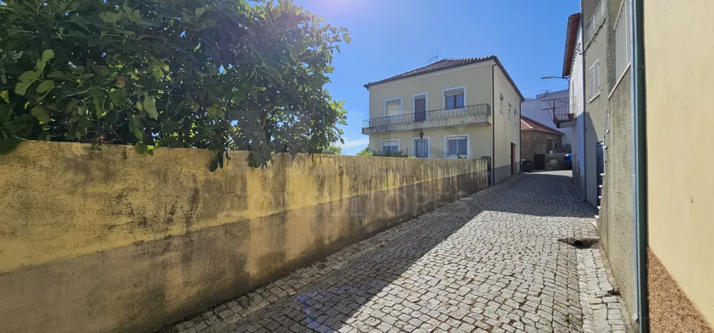 Moradia 2 Pisos centro Peroviseu c/ Terreno 500m2 e Garagem