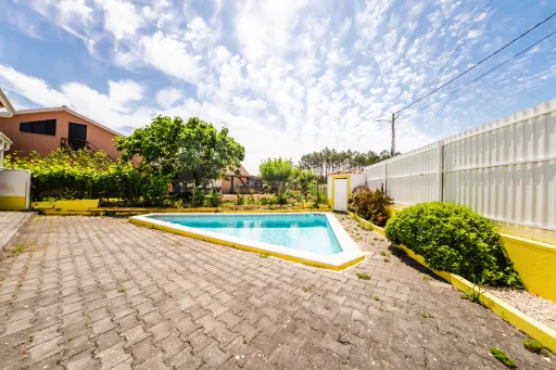 Moradia Térrea c/ piscina, árvores de fruto e garagem a 7 minutos da cidade