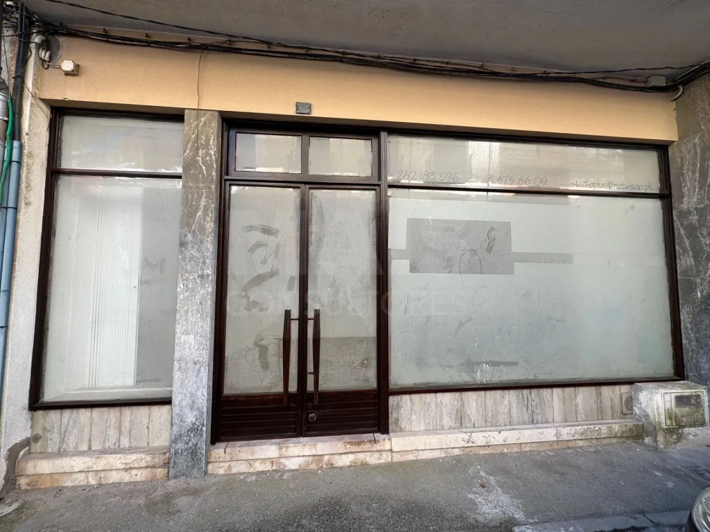 Commercial space near the beach in Peniche