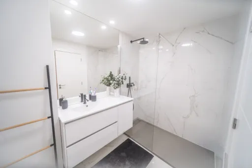 Apartamento T3 totalmente remodelado com vista para a Serra de Santa Iria – Vialonga (Granja)