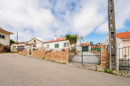 Moradia T3 Térrea com Garagem e Pátio no Nadadouro