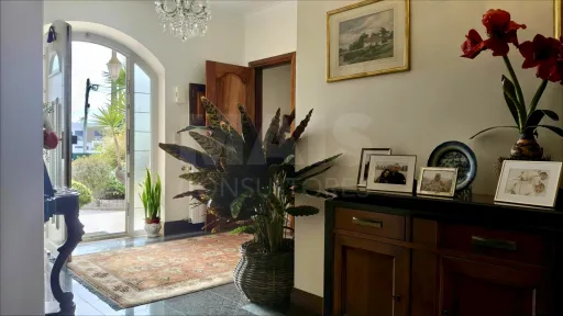Moradia T5 de Prestígio com Vista Mar, Terreno de 2.075 m² e Detalhes Artísticos Exclusivos