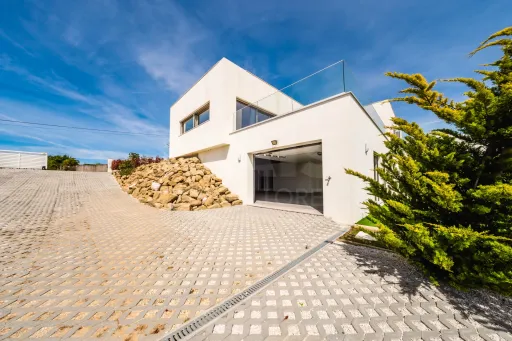 Moradia Contemporânea de Luxo com Vista Barragem, Piscina e 3.000m² Urbanos | Peniche