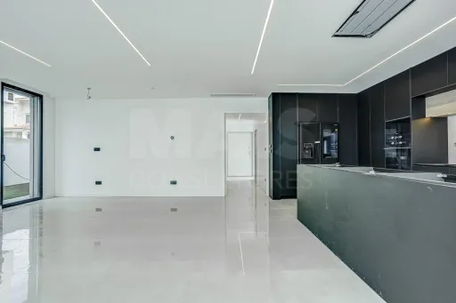Magnifica moradia V4 Nova na Granja em Vialonga com piscina de água salgada