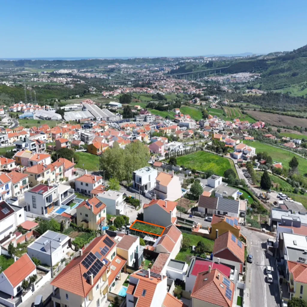 Lote Urbano com Proj. Aprovado para Moradia T3 c/ Cave, & Logradouro!