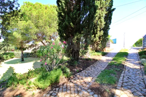 Fantástica moradia térrea em Carvoeiro com amplo terreno