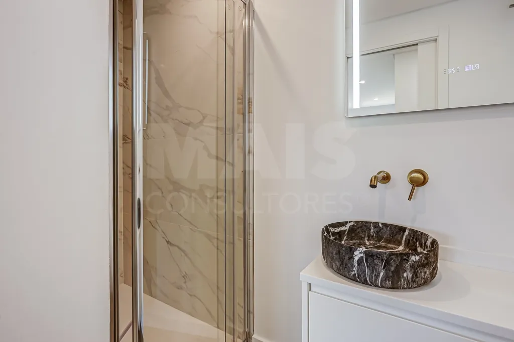 Apartamento T3 totalmente remodelado na Póvoa de Santa Iria com parqueamento