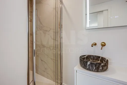 Apartamento T3 totalmente remodelado na Póvoa de Santa Iria com parqueamento