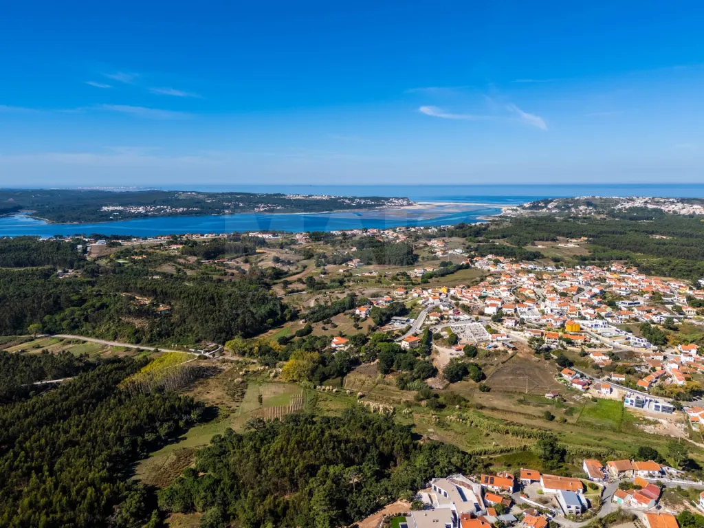 Lote Terreno com projeto aprovado para moradia T3 com Piscina