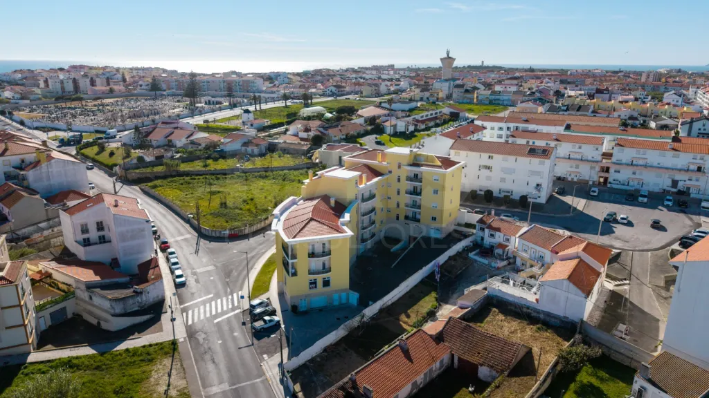 Apartamento T2 com varandas e arrecadação em Peniche