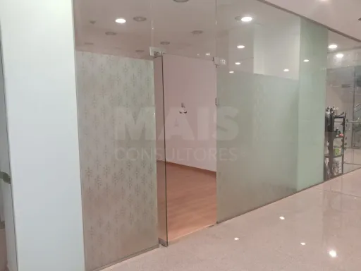 Loja em Centro Comercial junto à Avenida