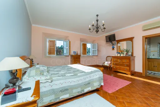 Moradia T4 com Piscina, 3 Garagens e Terreno de 3.179 m² em Almeirim