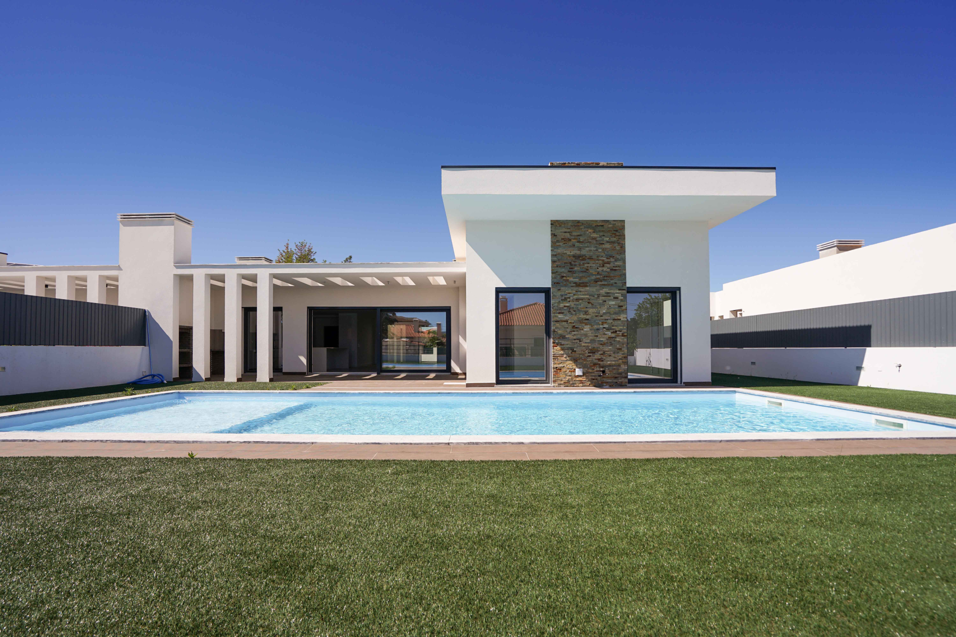 Moradias térreas T4 C\ 4 Suites e Piscina