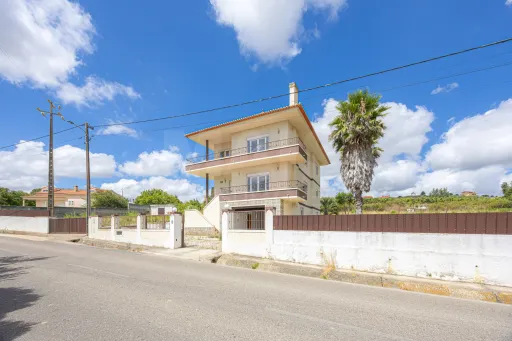 Moradia T6 Remodelada com Vista para a Serra de Montejunto