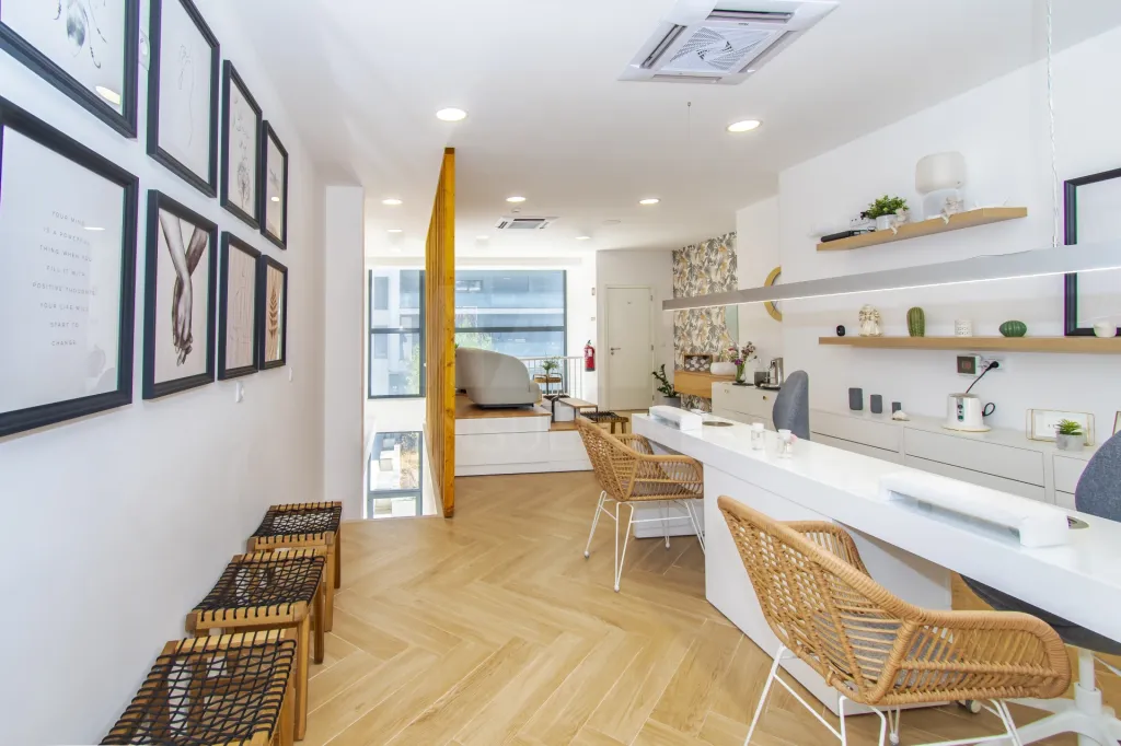Equipped Aesthetics Studio - Two Floors and Private Garage - Loures Center
