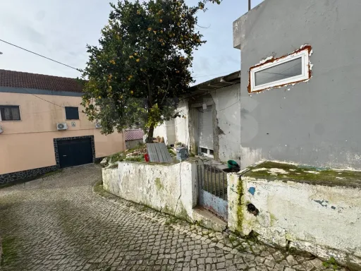 Oportunidade em Calhandriz: Moradia T2 Semi-Remodelada com Opção Chave na Mão