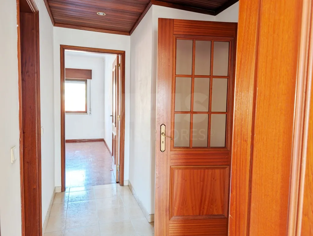 Apartamento T2 com 2 varandas fechadas e Prédio com Elevador – Varzinha, Setúbal