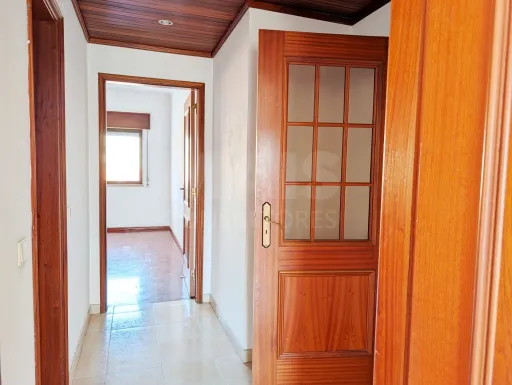 Apartamento T2 com 2 varandas fechadas e Prédio com Elevador – Varzinha, Setúbal